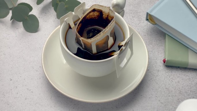 滴咖啡袋与咖啡粉在杯