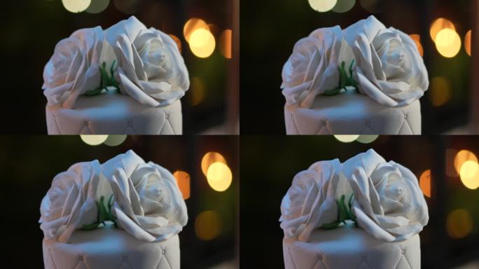 用软糖做成的白玫瑰，用来装饰婚礼庆典上的蛋糕。婚礼的细节