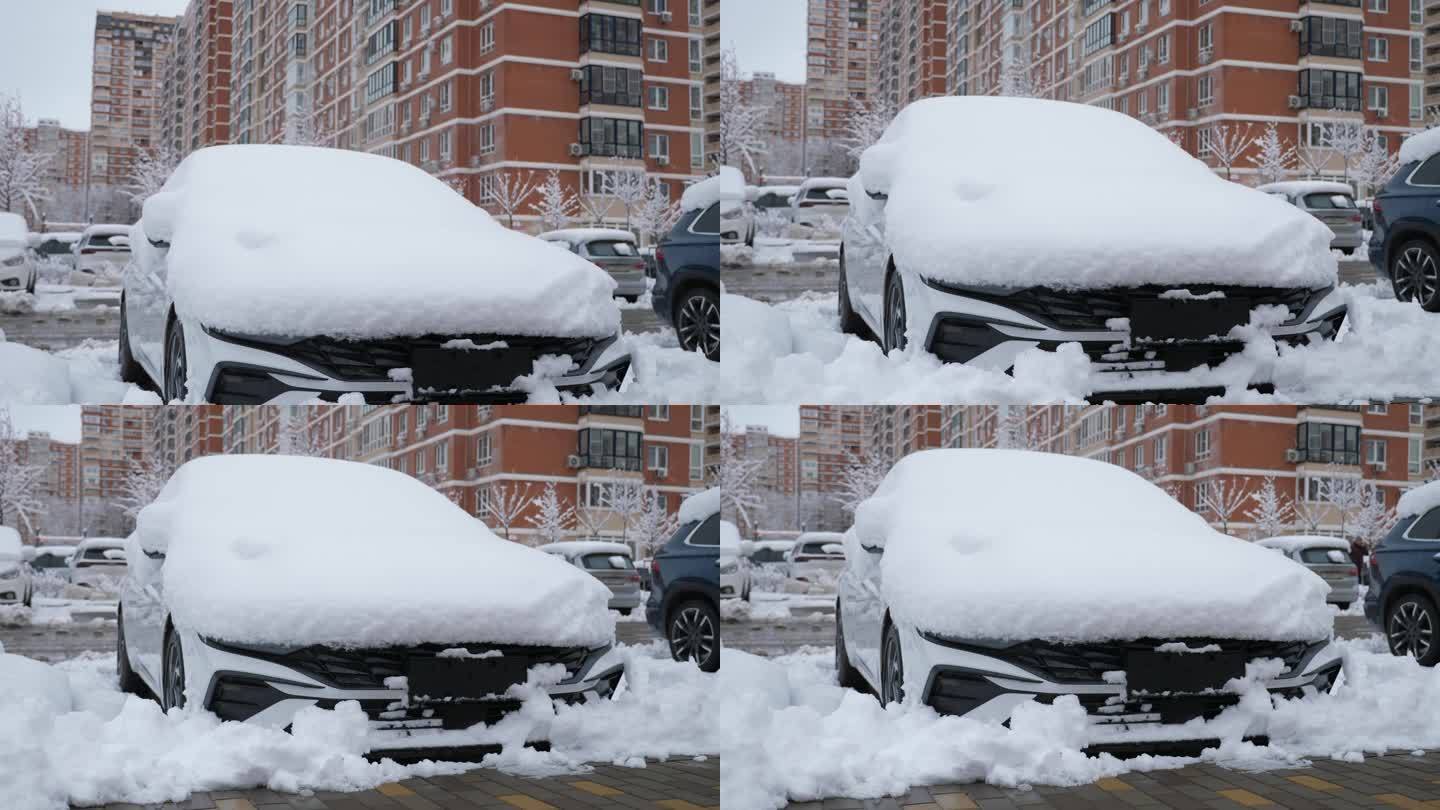 院子里停着一辆没有牌照、被雪覆盖的汽车的特写。