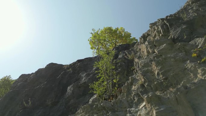 欧洲夏日岩石悬崖的空中升降和平移拍摄