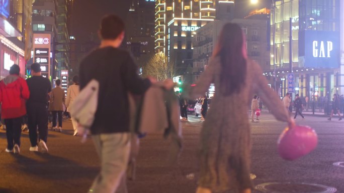 都市城市夜晚夜景人群行人人流汽车车辆车流