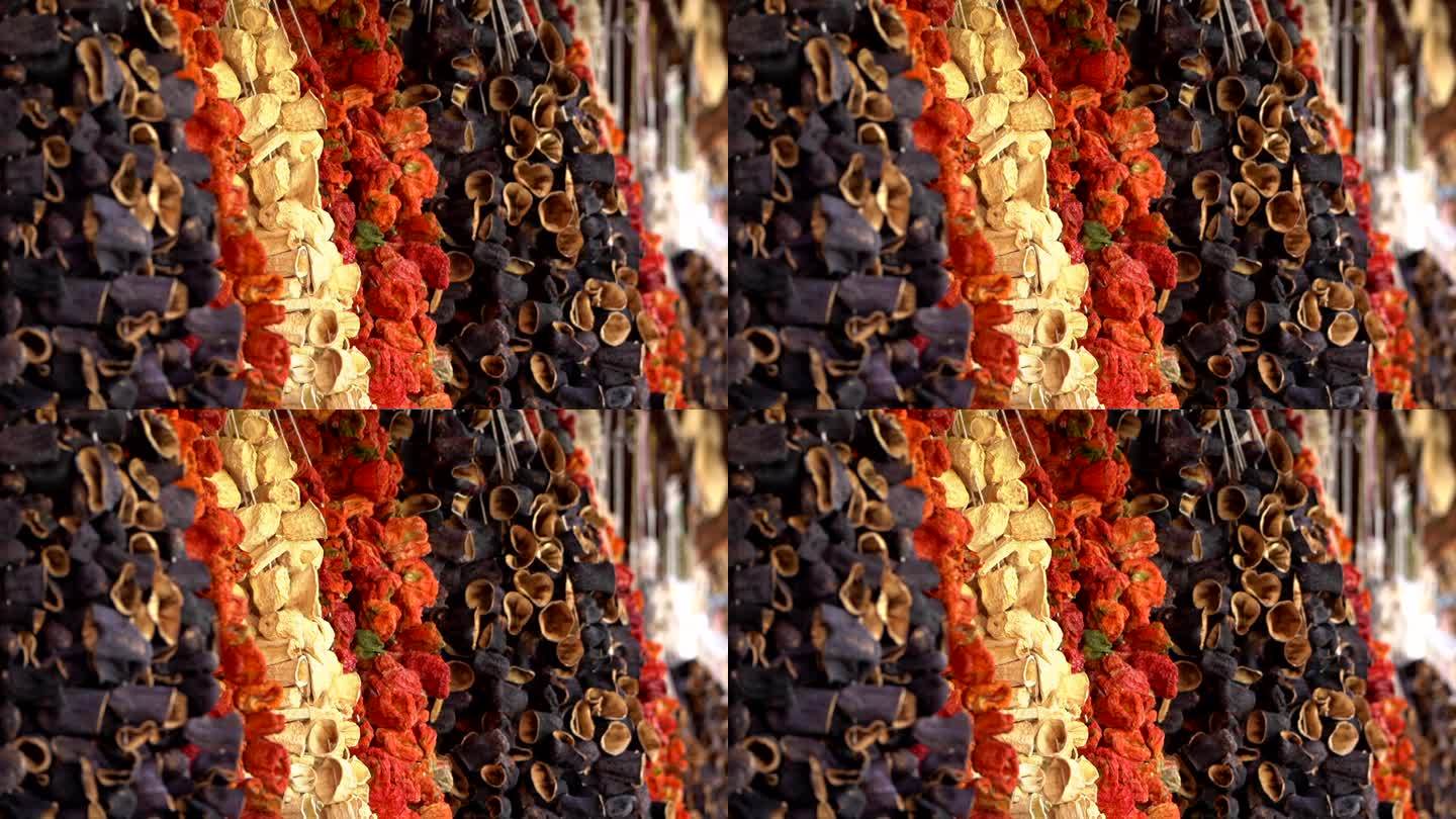 干西葫芦，茄子，秋葵和红甜椒串成一串