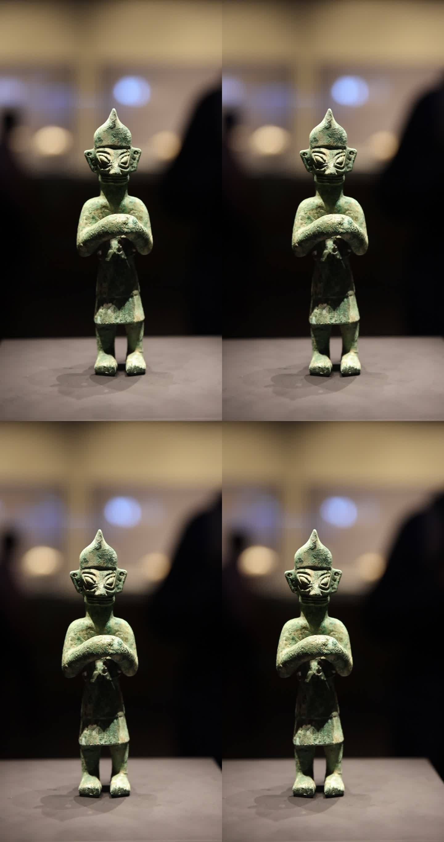 尖帽青铜人像，四川省文物考古研究院藏