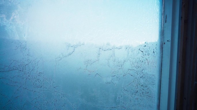 温室被雪结霜的窗户——特写