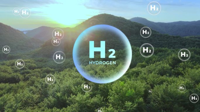 日出时，在茂密的森林和山脉上，氢气H2气泡。零废品的概念。无人机拍摄的