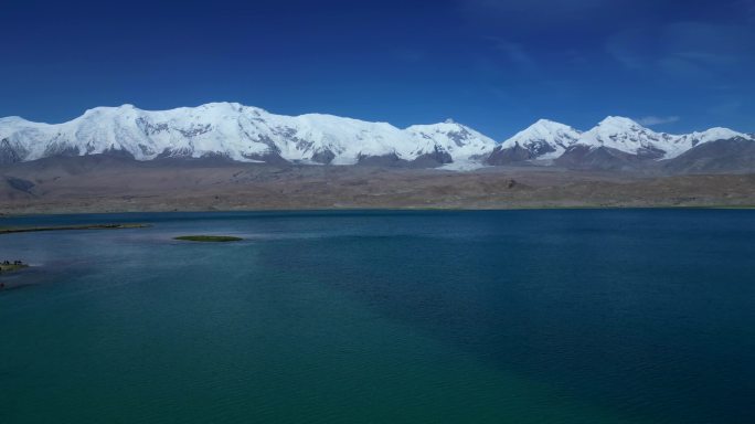 雪山湖泊