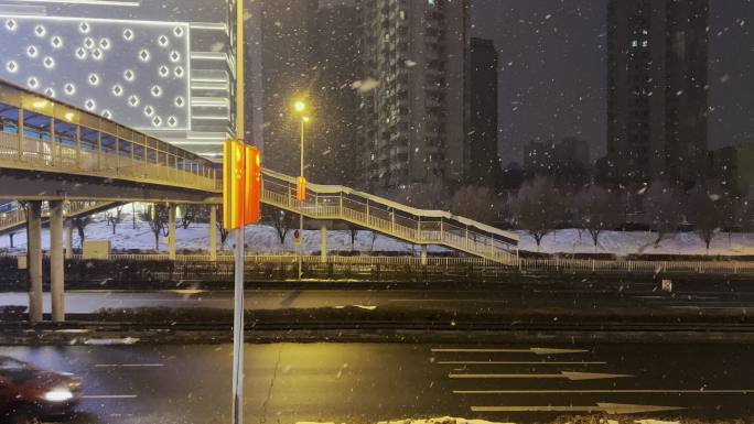 下雪天的城市街景 雪中的车流