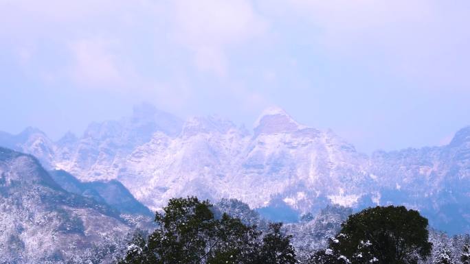 张家界武陵山脉延时拍摄雪山 日照神山金山