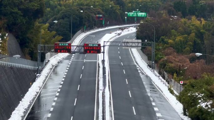 高速公路因大雪关闭/横滨横须贺路