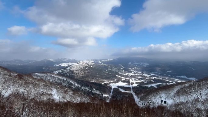 Tomamu是北海道中部一个现代化的高级滑雪胜地，从札幌以南乘火车约90分钟即可到达。度假村覆盖了两