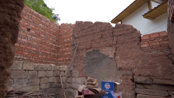 红砖泥土土墙残垣断壁