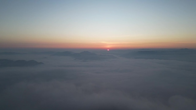 普科的觉醒:日出和晨雾的空中交响曲。