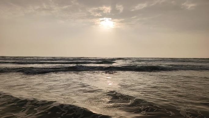 黎明蒙珑海滩凌晨海浪声大海海水海水涨潮