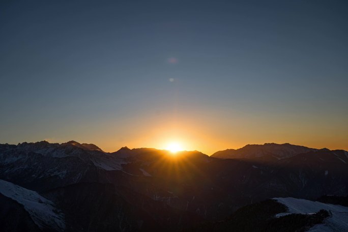 达瓦更扎日出延时摄影太阳从雪山背后升起