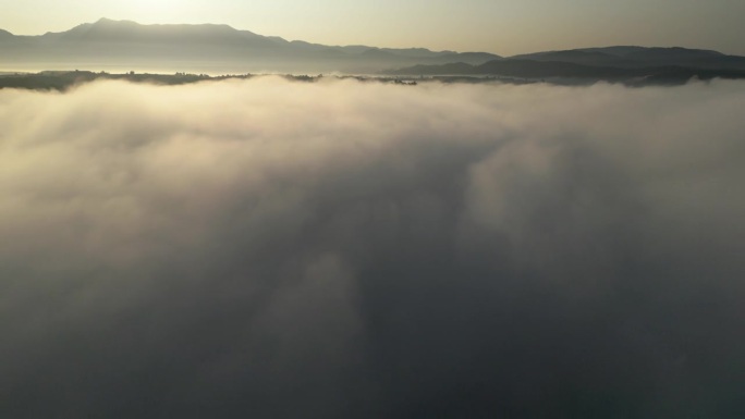 云雾在天空中移动，日出与山