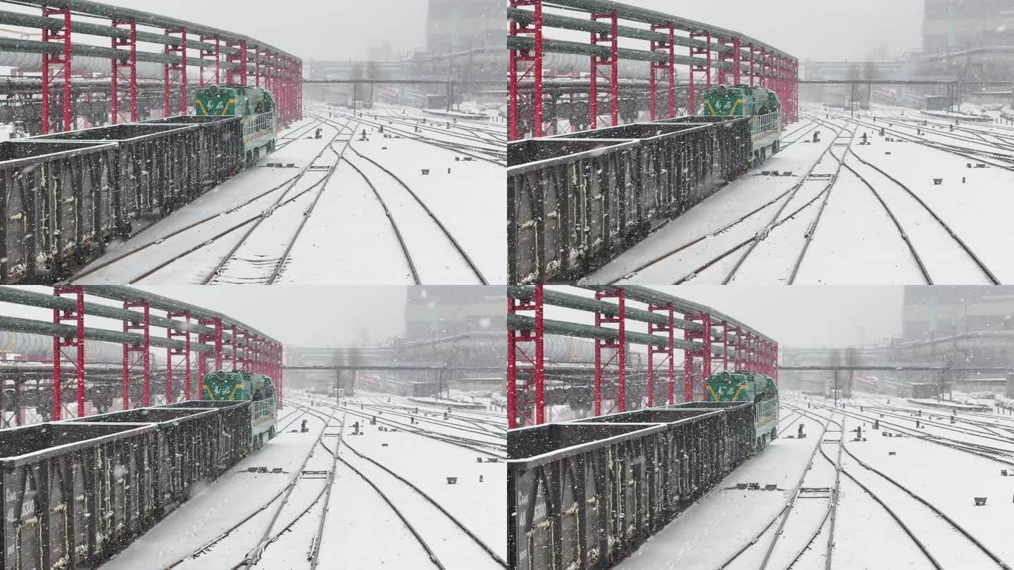 大雪中前行的运输物料的火车机车
