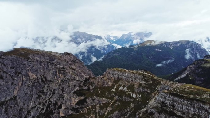 史诗级无人机拍摄的通往米苏里纳卡迪尼的小道，意大利多洛米蒂的秘密远景