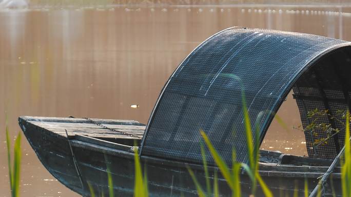 湖边的木船