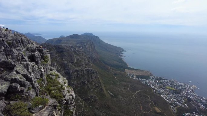 从南非开普敦的桌山俯瞰坎普斯湾和十二使徒山脊。无人机航拍