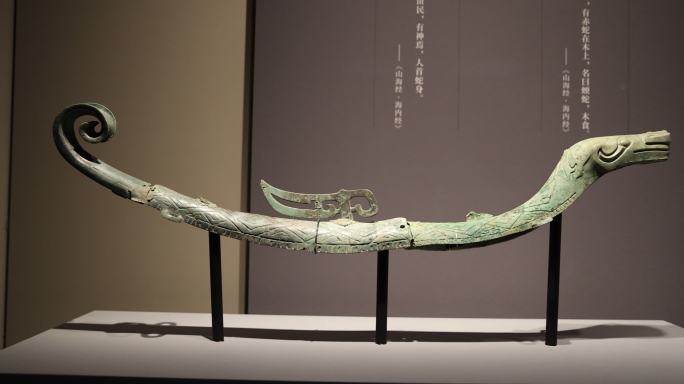 商代晚期青铜蛇，四川广汉三星堆博物馆藏