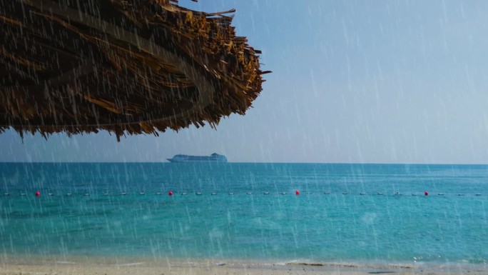 热带夏季的动画雨在海边的岸边，背景是一个美丽的海滩与阳光躺椅和一艘船在海上的雷雨。海面上的图形雨