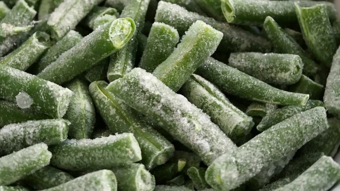 冷冻切成一圈的四季豆。冷冻蔬菜，健康食品。近距离