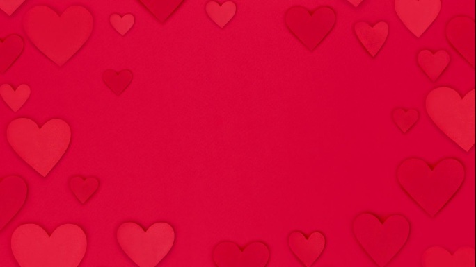 为你的文字框上彩色的心形纸。情人节，婚礼，爱情概念。复制空间，红色背景顶视图，平面布局