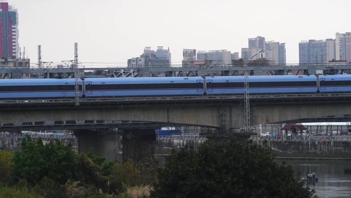 一辆高速列车快速穿过城市