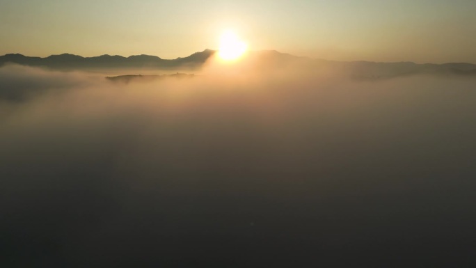 云雾在天空中移动，日出与山