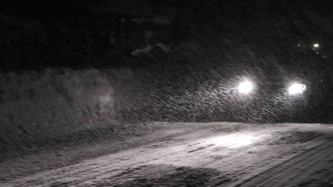 夜晚暴风雪 车辆空镜 下雪氛围空镜