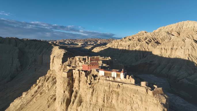 西藏阿里扎达县古格王朝清晨日出光影变化