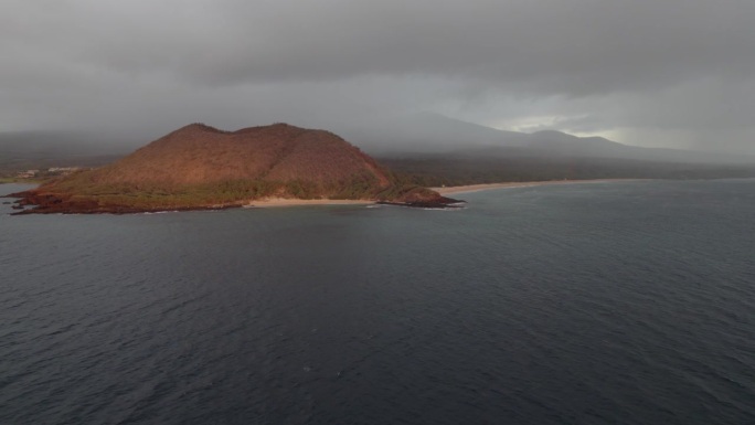 电影鸟瞰图飞越热带白色沙滩日落。夏威夷毛伊岛的南部海岸。美国太平洋海岸线。马可纳海滨。