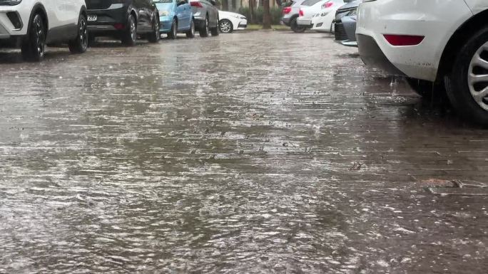 靠近停车场的雨滴