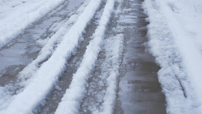 大雪后的冰雪路面