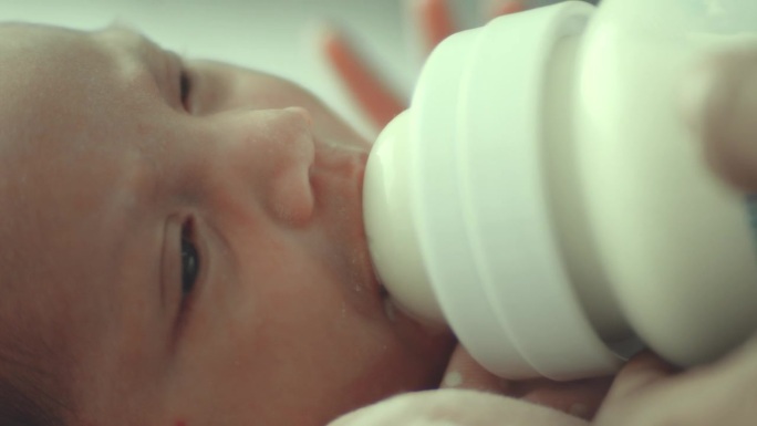 在医院小儿科婴儿喝奶