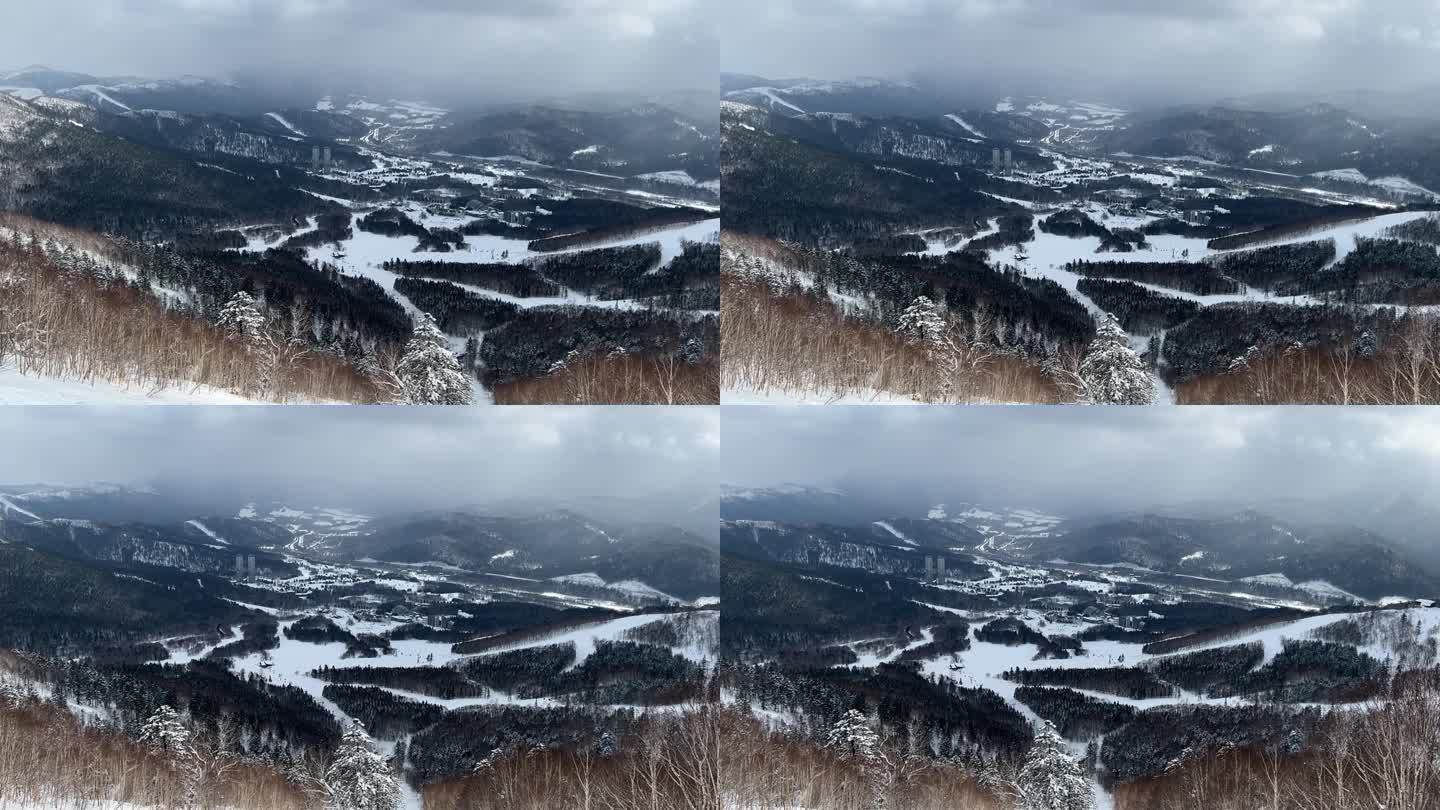 Tomamu是北海道中部一个现代化的高级滑雪胜地，从札幌以南乘火车约90分钟即可到达。度假村覆盖了两