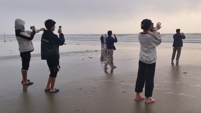 对着大海拍照大海曙光海浪花 海上晨曦早晨