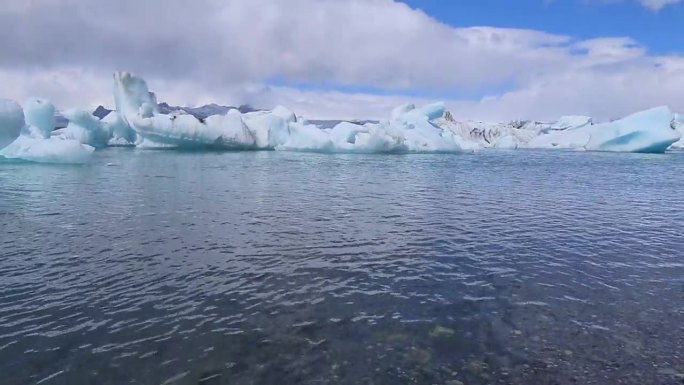 寒冰水中的冰山、气候变化和全球变暖概念