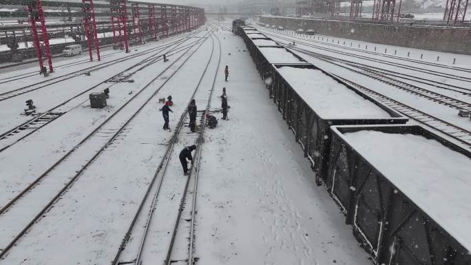 大雪中前行的运输物料的火车机车