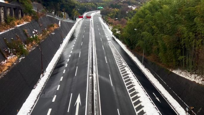 高速公路因大雪关闭/横滨横须贺路