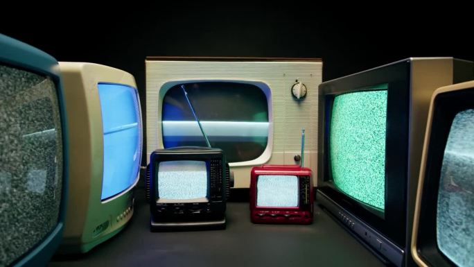 黑色背景上有灰色干扰屏的旧电视。复古电视构图，怀旧。灰色噪音屏幕和故障。