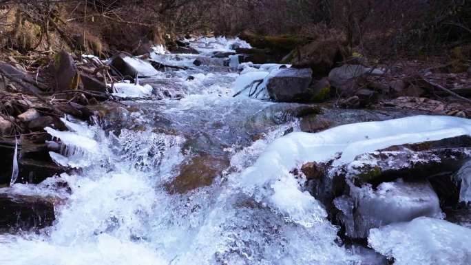 小溪冰雪消融