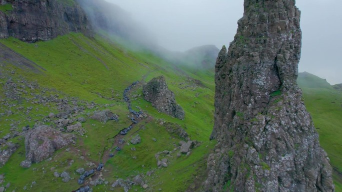 航拍:飞过令人惊叹的玄武岩构造，飞向山脊上的薄雾