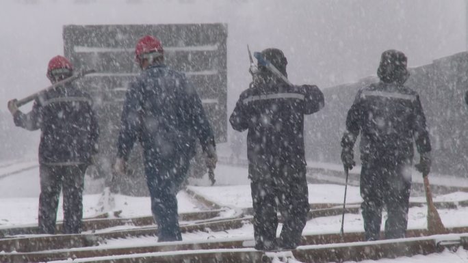 风雪中坚守的铁路职工