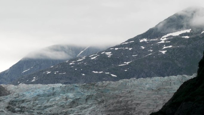 阿拉斯加，门登霍尔冰川及其周围的山脉被云层覆盖