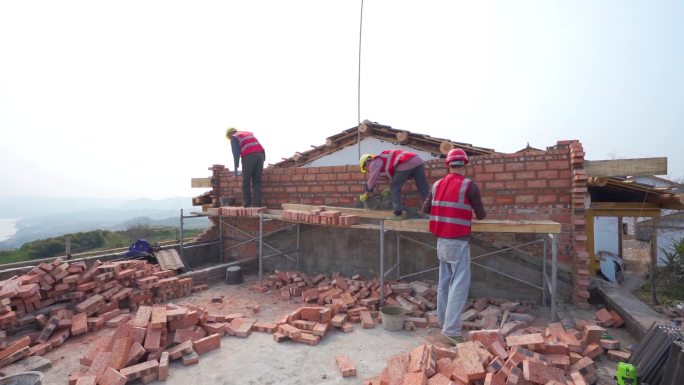 农村建筑工地工人修建房屋