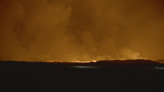 冰岛火山喷发后，熔岩和烟雾在地平线上形成的烟雾。