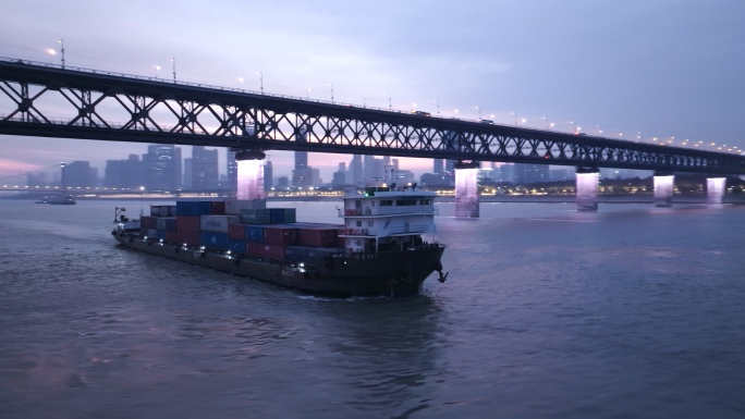轮船在长江航行 运货轮船
