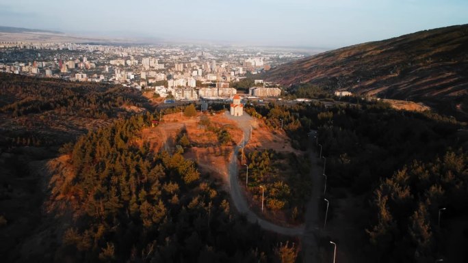 第比利斯郊区的小教堂，建在山林旁边，无人机拍摄