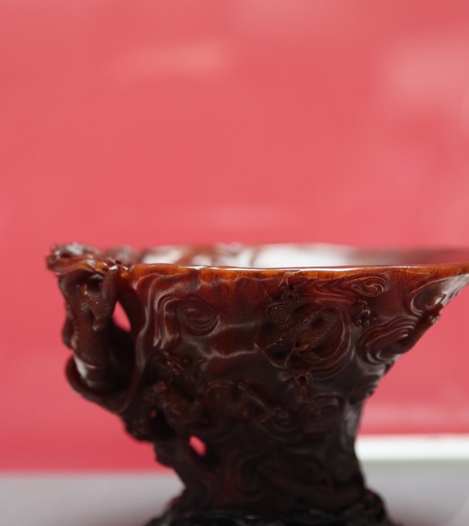 明尤侃透雕六龙犀角杯，上海博物馆藏